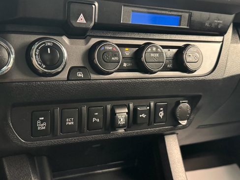 Used 2022 Toyota Tacoma TRD Sport w/ Technology Package image 24