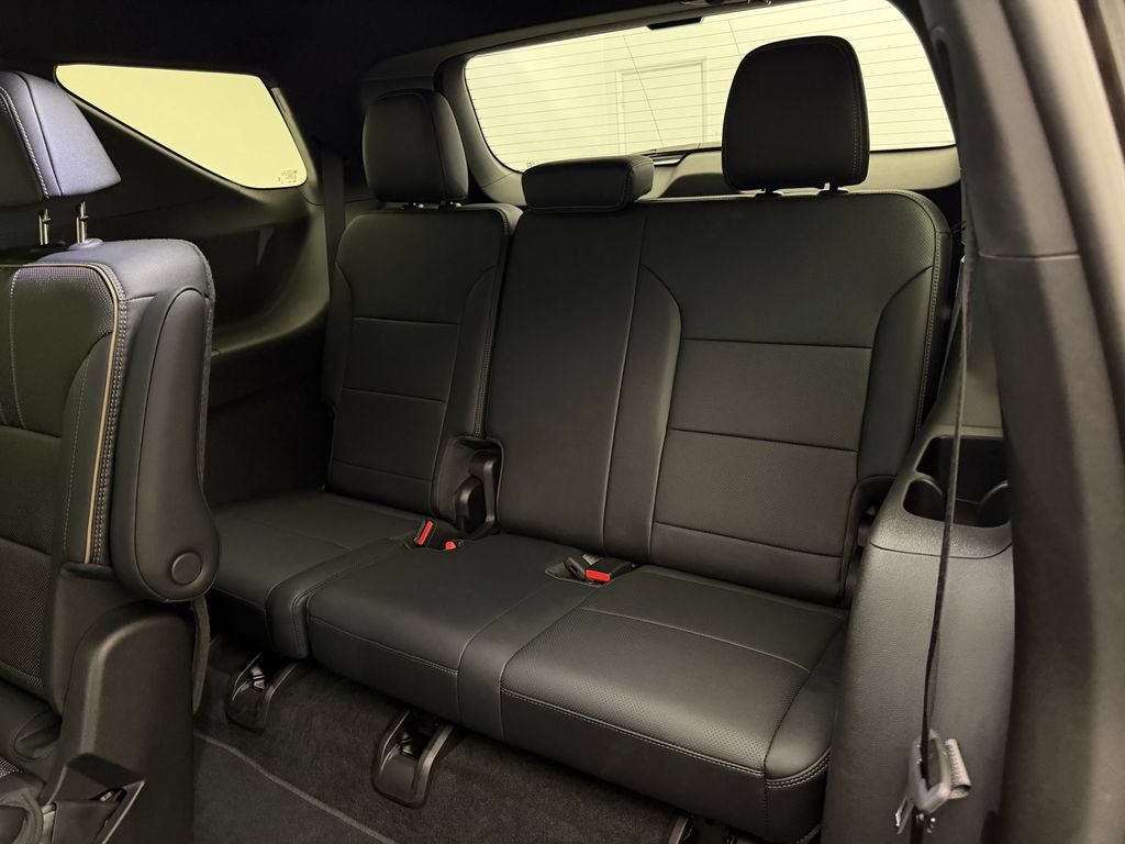 Used 2025 Chevrolet Traverse High Country FWD image 20