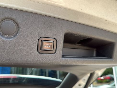 Used 2021 Chevrolet Equinox Premier FWD image 32