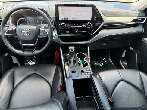 Used 2024 Toyota Highlander XLE FWD image 27