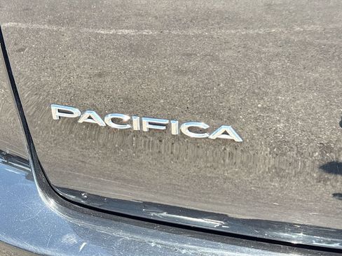 Used 2024 Chrysler Pacifica Touring-L FWD image 11