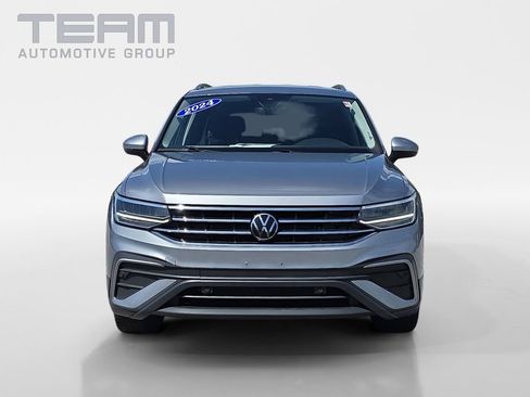 Used 2024 Volkswagen Tiguan SE FWD image 2