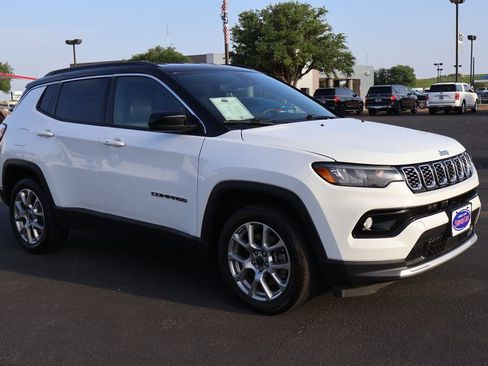 Used 2025 Jeep Compass Limited image 9