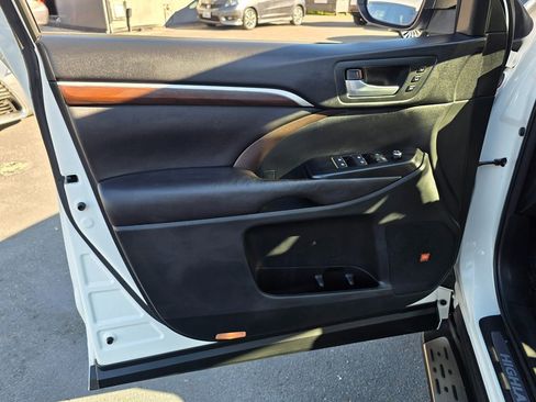 Used 2016 Toyota Highlander Limited image 25