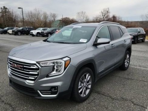Used 2024 GMC Terrain SLT image 3