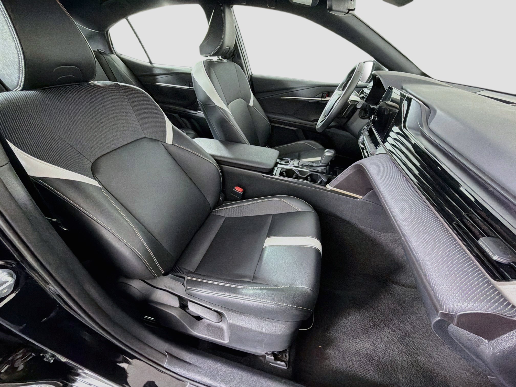 Used 2025 Toyota Camry SE FWD image 30