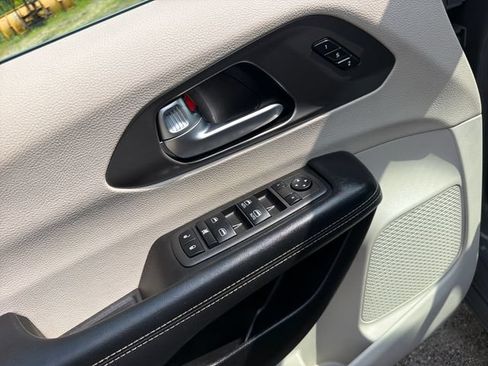 Used 2022 Chrysler Pacifica Touring-L FWD image 11