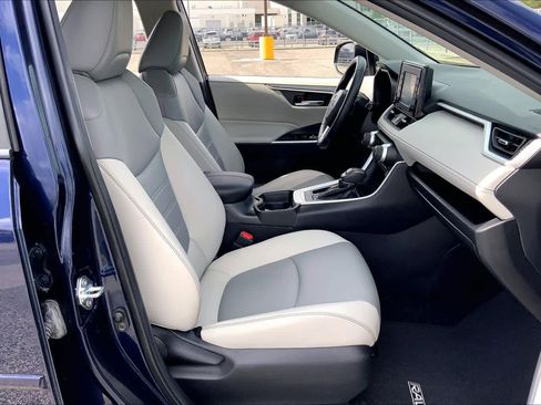 Used 2021 Toyota RAV4 XLE Premium image 9