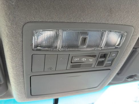 Used 2012 Toyota Highlander SE image 19