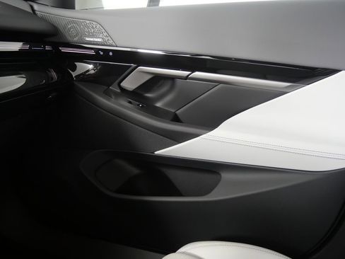 Used 2025 BMW 530i w/ Premium Package image 24