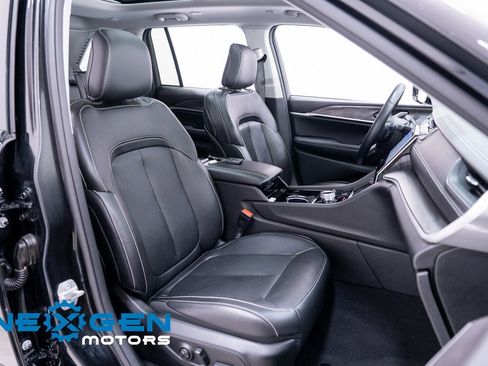 Used 2022 Jeep Grand Cherokee Limited image 49