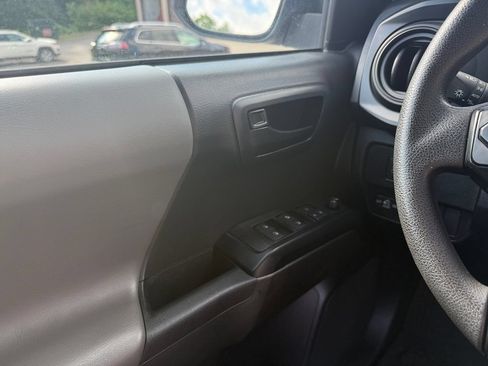 Used 2022 Toyota Tacoma SR AWD/4WD image 17