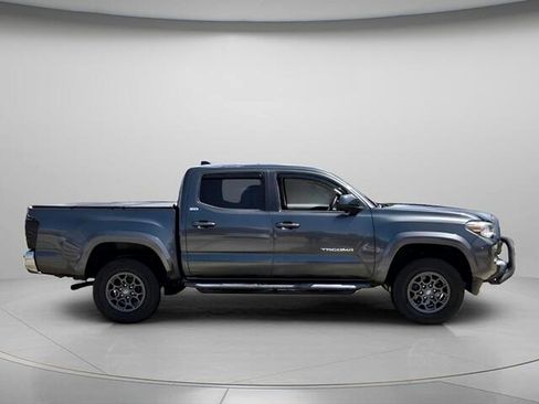 Used 2018 Toyota Tacoma SR5 RWD image 5