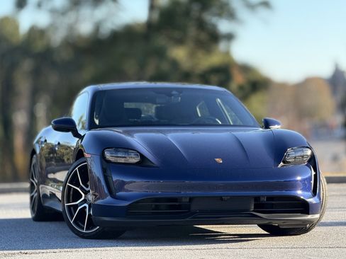 Used 2022 Porsche Taycan image 3