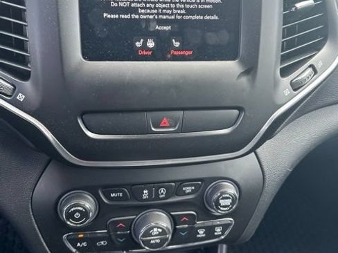 Used 2019 Jeep Cherokee Latitude Plus w/ Comfort/Convenience Group AWD/4WD image 4