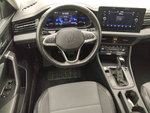 Used 2025 Volkswagen Jetta SE FWD image 22