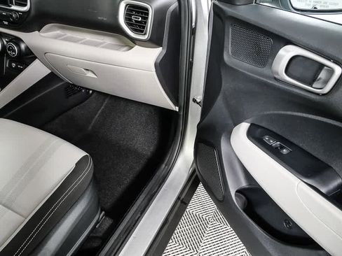 Used 2024 Hyundai Venue SEL FWD image 24