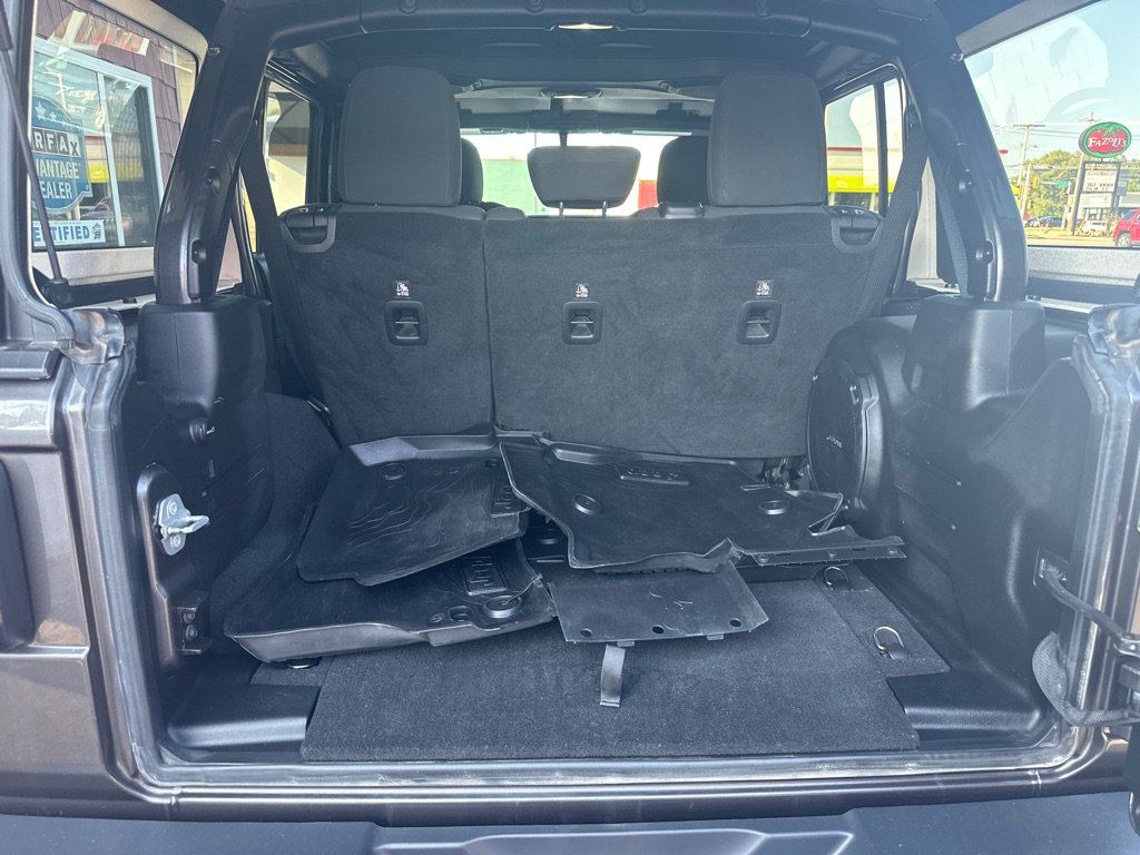 Used 2018 Jeep Wrangler Unlimited Sahara AWD/4WD image 17