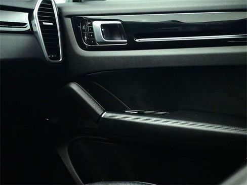 Used 2020 Porsche Cayenne S image 15