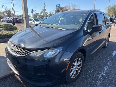 Used 2017 Chrysler Pacifica Touring image 2
