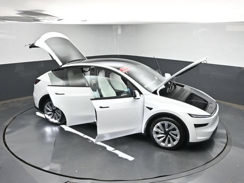 Used 2026 Tesla Model Y 2WD image 45