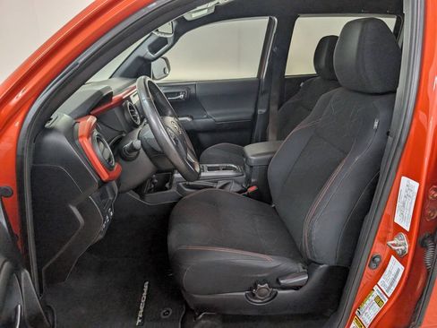 Used 2017 Toyota Tacoma TRD Sport AWD/4WD image 7