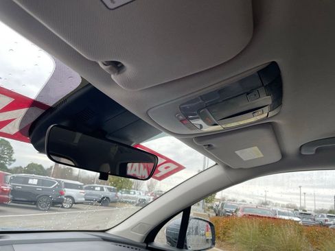 Used 2025 Kia Sorento S image 21