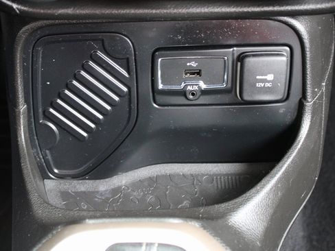 Used 2017 Jeep Renegade Limited image 19