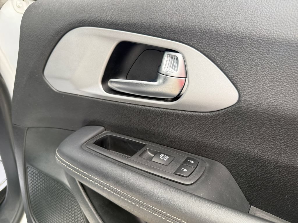 Used 2024 Chrysler Pacifica Limited FWD image 42