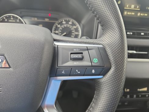 Used 2025 Mitsubishi Outlander SE AWD/4WD image 12