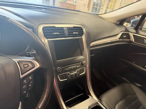 Used 2018 Ford Fusion SE w/ Fusion SE Technology Package FWD image 15
