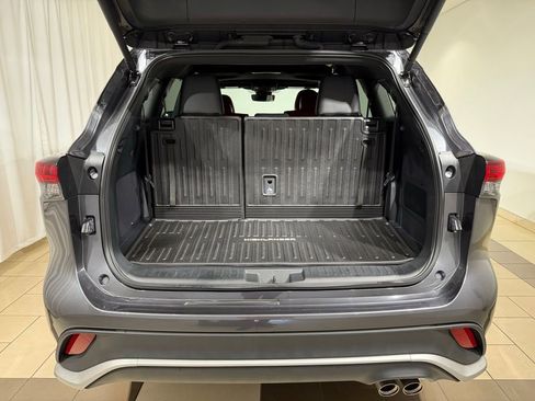 Used 2025 Toyota Highlander XSE AWD/4WD image 11