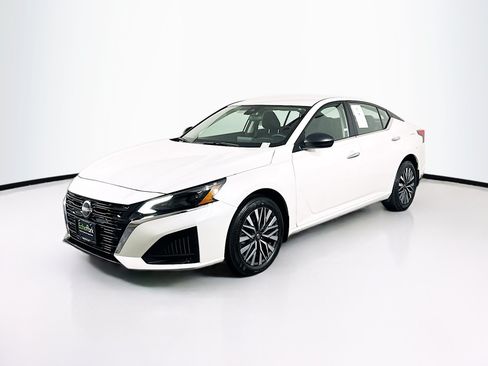 Used 2024 Nissan Altima 2.5 SV AWD/4WD image 3