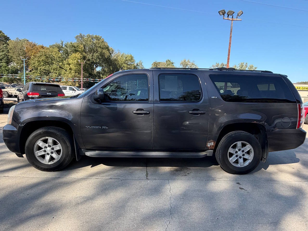 Used 2010 GMC Yukon XL SLT w/ SLT-2 Equipment Package AWD/4WD image 4