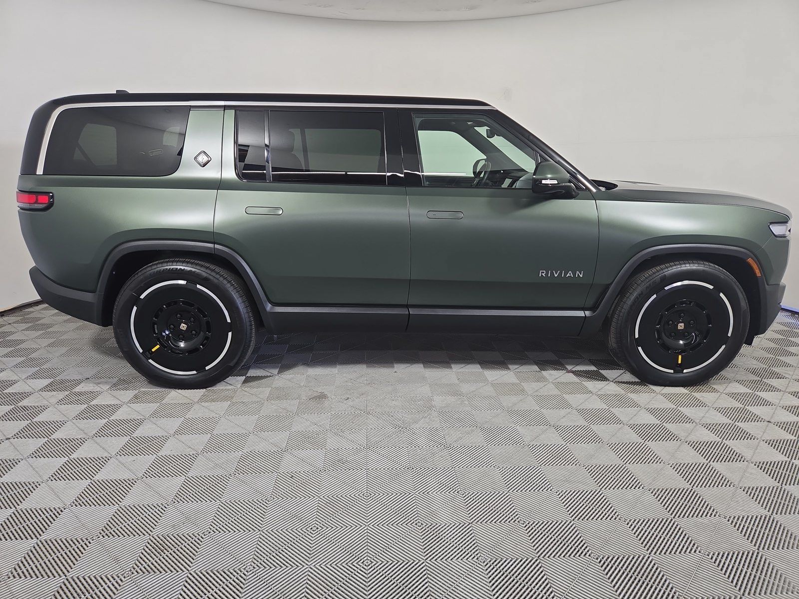 Used 2025 Rivian R1S Adventure Dual AWD/4WD image 6