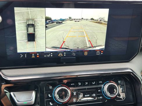 Used 2024 GMC Sierra 2500 AT4 w/ AT4 Preferred Package image 8