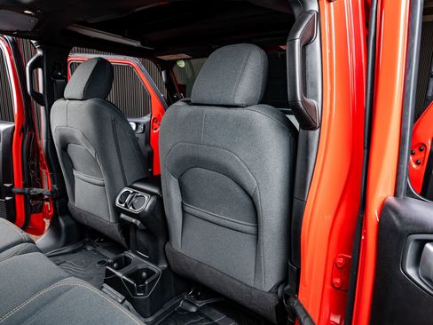 Used 2025 Jeep Wrangler Sport S image 32