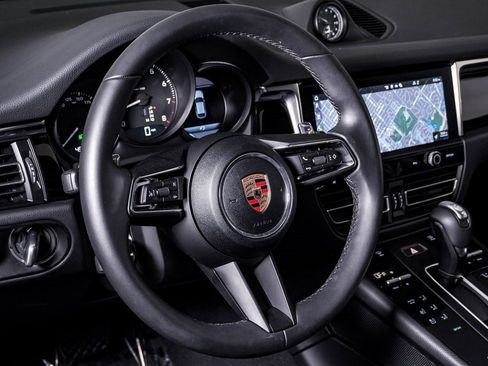 Certified 2025 Porsche Macan image 18