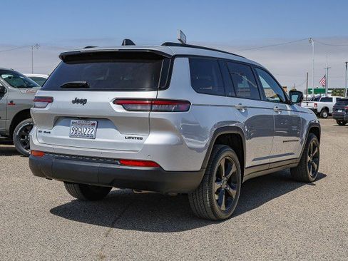 Used 2022 Jeep Grand Cherokee L Limited w/ Black Appearance Package AWD/4WD image 4