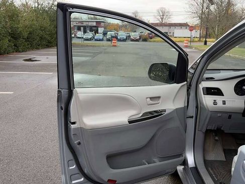 Used 2014 Toyota Sienna LE image 32