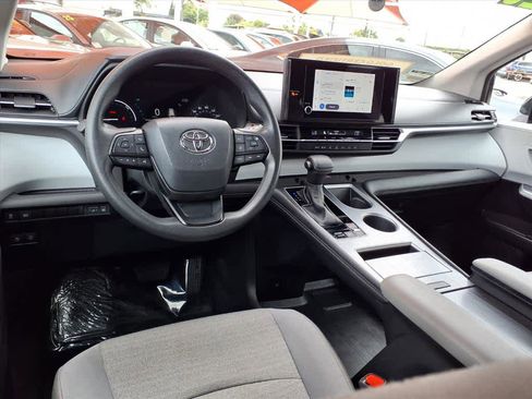 Certified 2025 Toyota Sienna LE FWD image 9