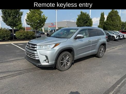 Used 2017 Toyota Highlander XLE AWD/4WD image 3