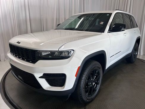 Used 2025 Jeep Grand Cherokee Altitude RWD image 25