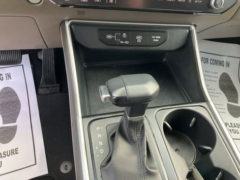 Used 2025 Kia Carnival FWD image 20