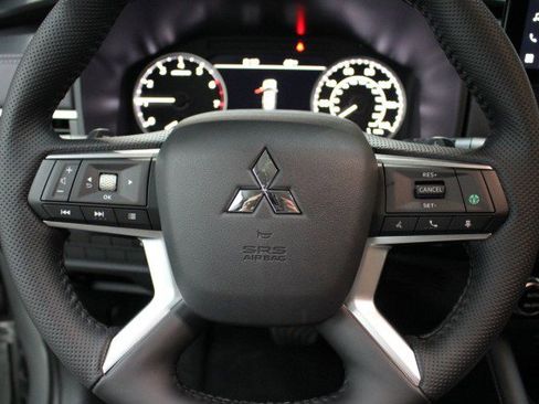 New 2025 Mitsubishi Outlander SE image 8