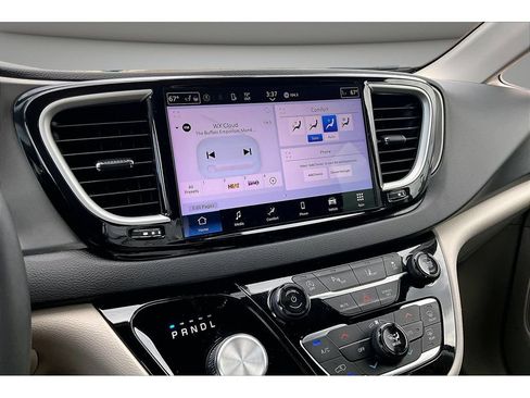Used 2024 Chrysler Pacifica Touring-L FWD image 9