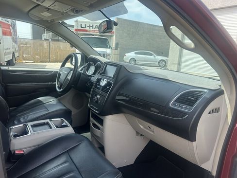Used 2016 Chrysler Town & Country Touring image 23