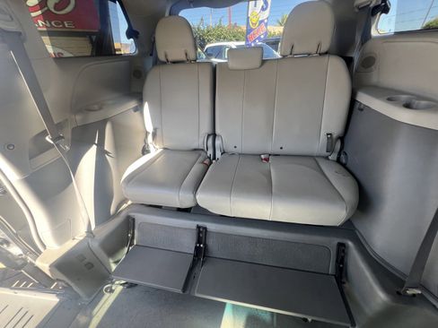 Used 2011 Toyota Sienna XLE image 7