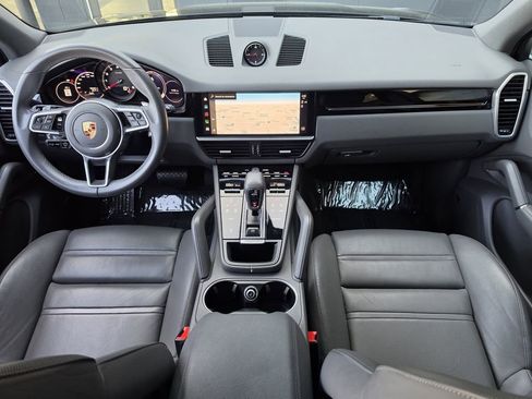 Certified 2023 Porsche Cayenne Platinum Edition image 6