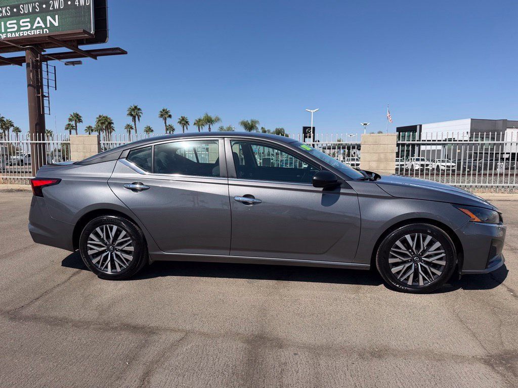 Used 2025 Nissan Altima 2.5 SV FWD image 7